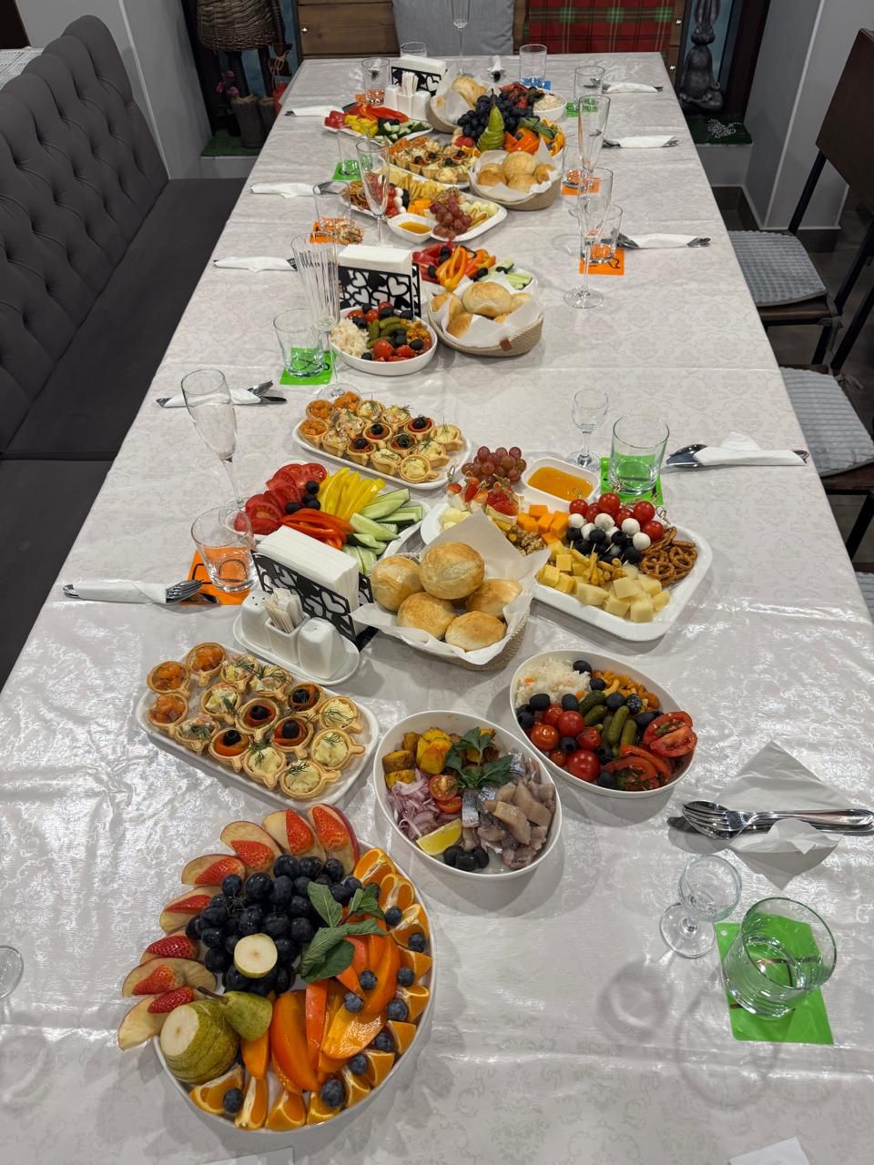 Накрытый банкетный стол с закусками и угощениями